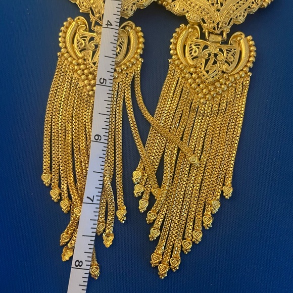 Elegant Gold Tone Dangle Earrings - Picture 6 of 11